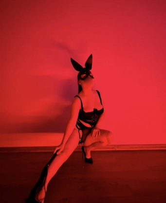 Жгучая брюнетка с аппетитной фигурой приглашает к себе в гости на незабываемый отдых. Готова удовлетворить твои самые смелые желания! 14461, 27 лет